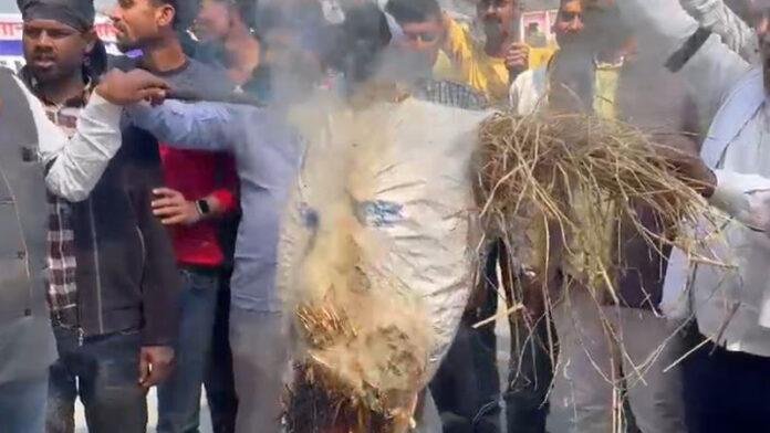 नीतीश की प्रगति यात्रा का आरा के बाद सासाराम में विरोध, दिखाये काले झंडे, लगे मुर्दाबाद के नारे