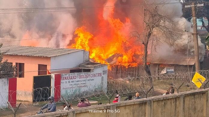 लॉ कॉलेज के पास लॉज में लगी भीषण आग, 6 LPG सिलेंडर ब्लास्ट