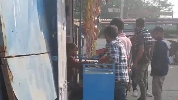 चिराग तले अंधेरा - SP आवास के पीछे बिक रहा खुलेआम स्मैक, शराबियों के पकड़ने में व्यस्त पुलिस