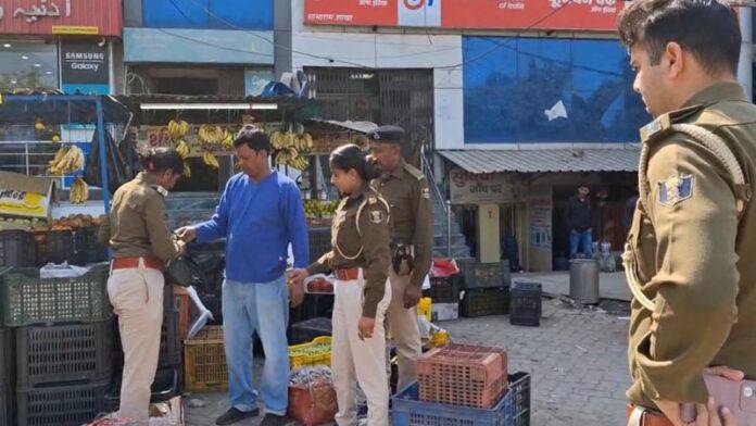 फल दुकान में Raid, शराब बिक्री कर रहे व्यक्ति को उत्पाद विभाग की टीम ने पकड़ा