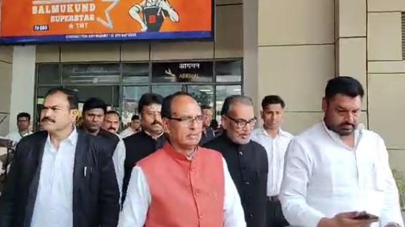 पटना पहुंचे शिवराज सिंह, राधामोहन के साथ दरभंगा के लिए हुए रवाना