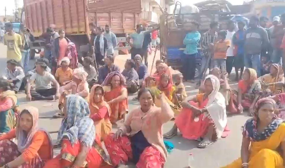 Ranchi : सड़क जाम करते ग्रामीण