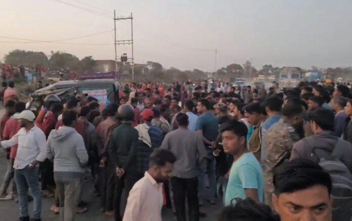 Dhanbad Accident : तेज रफ्तार ट्रक ने ऑटो को रौंदा, महिला समेत इतने लोगों की मौत...
