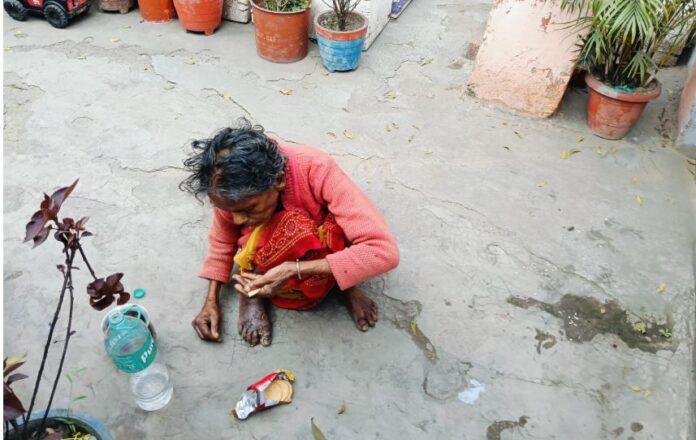 Ramgarh : पुण्य कमाने के लिए बेटा बहू गए महाकुंभ नहाने, मां को बंद घर में छोड़ा अकेला फिर...