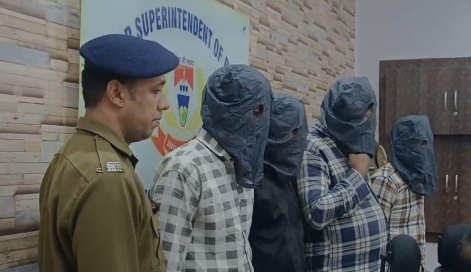 Jamshedpur : आर्मी का फर्जी अफसर बनकर देते थे झांसा