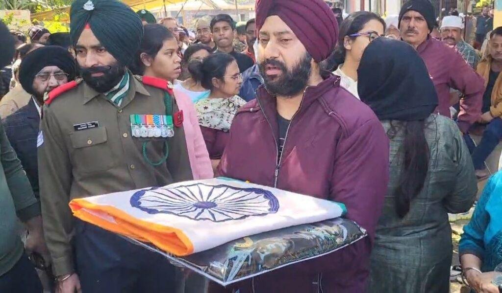 Hazaribagh के लाल शहीद कैप्टन करमजीत सिंह बक्शी को कुछ इस तरह से दी गई अंतिम विदाई... | 22Scope News Hazaribagh अंतिम विदाई में शामिल लोग