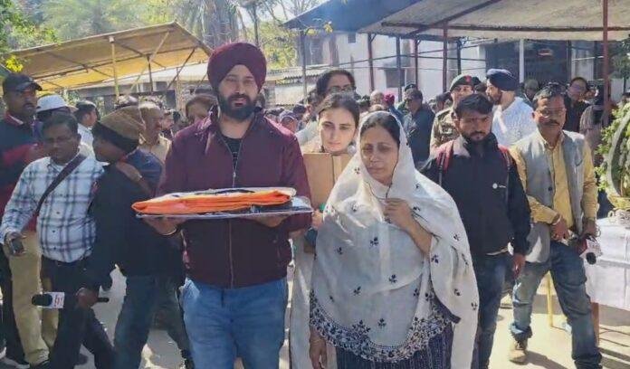 j4 Hazaribagh के लाल शहीद कैप्टन करमजीत सिंह बक्शी को कुछ इस तरह से दी गई अंतिम विदाई...