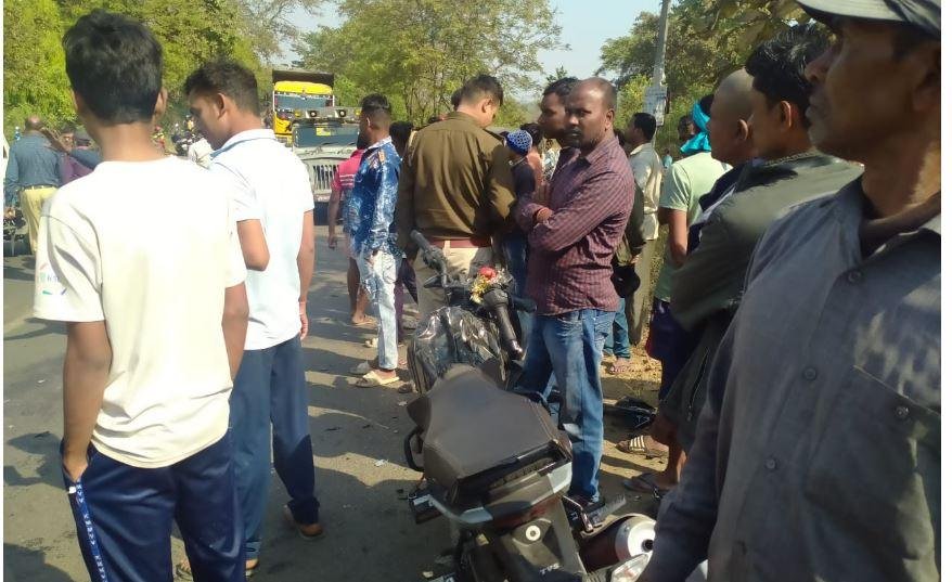 Dhanbad Accident : मैट्रिक की परीक्षा देने निकले छात्रों की बाइक ने बोलेरो को मारी जोरदार टक्कर, तीन गंभीर