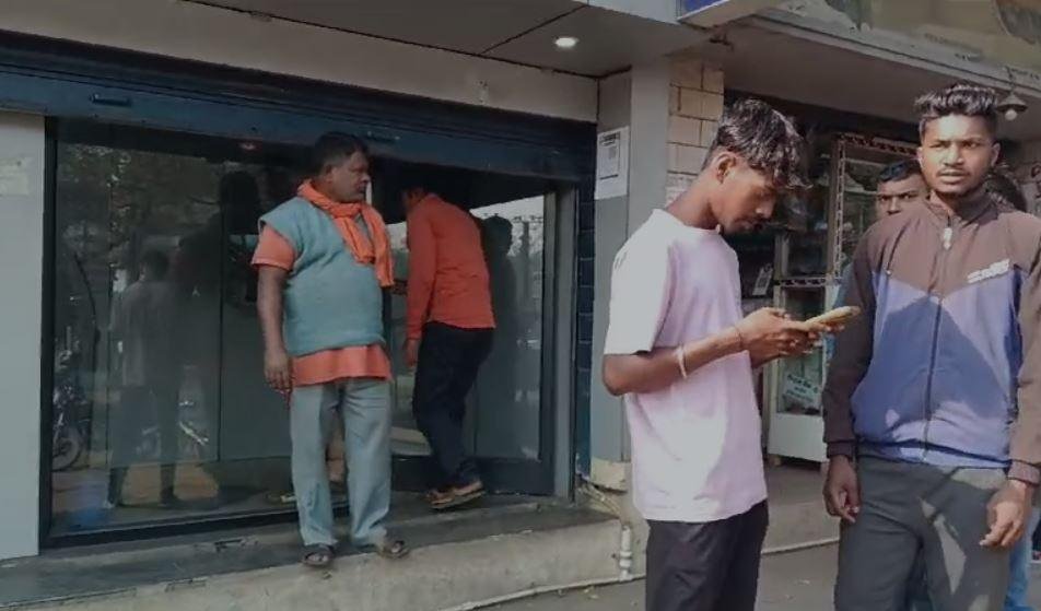 Dhanbad Crime : बचके रहना रे बाबा! धनबाद में घूम रहा एटीएम से पैसे उड़ाने वाला सिंडिकेट, मशीन से... 2 22Scope News jh5 22Scope News