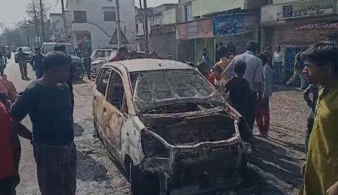 Dhanbad : मची अफरातफरी जब स्कूली बच्चों को छोड़कर लौट रही कार में लगी भीषण आग, धूं-धूं कर...