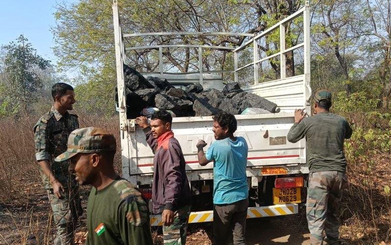 Ramgarh : कोयला जब्त करती विभाग की टीम