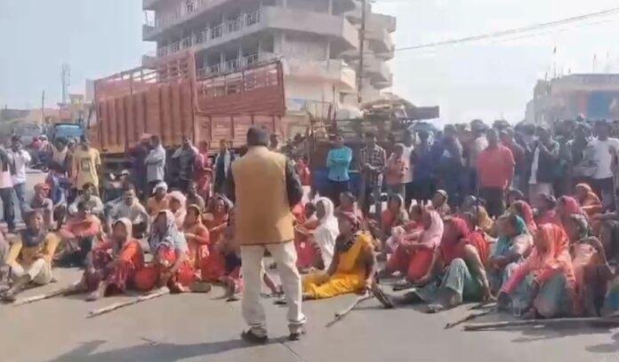 Ranchi : डबल मर्डर मामले में लोगों का उबाल, बीच सड़क पर ही कर दिया...