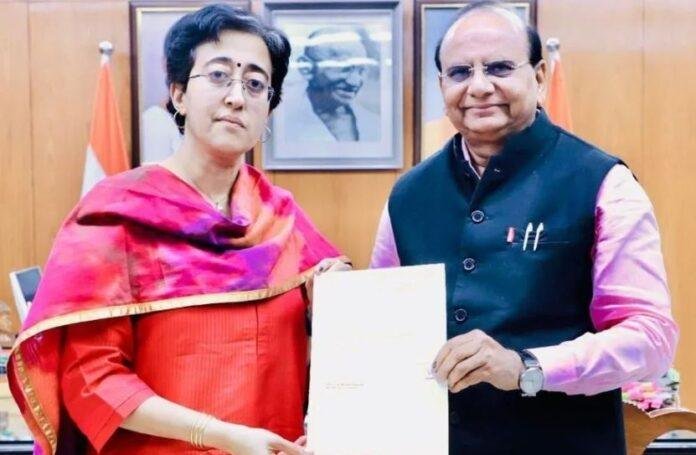 Delhi Assembly Dissolved उपराज्यपाल को इस्तीफा सौंपती आतिशी