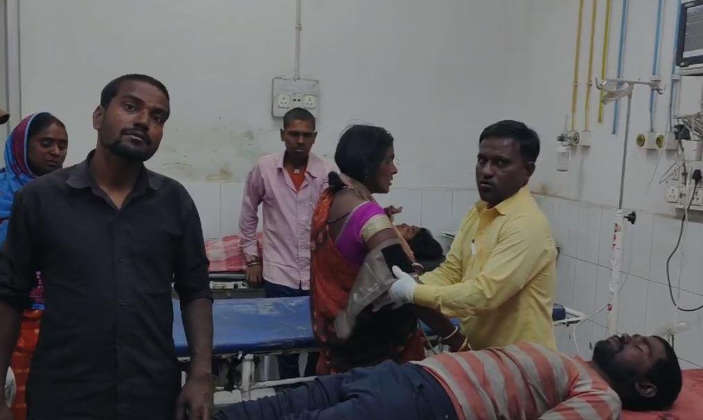 Dhanbad Clash : आउटसोर्सिंग समर्थकों व ग्रामीणों के बीच हिंसक झड़प, कई बाइक राख, वाहनों के फूटे शीशे...
