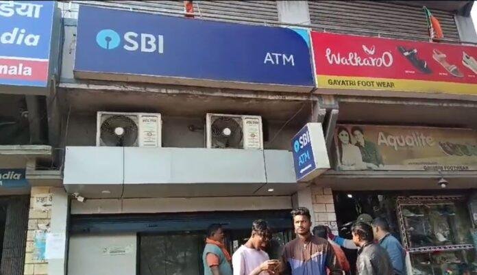 क56र Dhanbad Crime : बचके रहना रे बाबा! धनबाद में घूम रहा एटीएम से पैसे उड़ाने वाला सिंडिकेट, मशीन से...