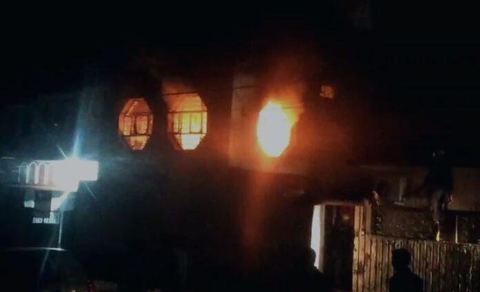 Dhanbad : दो मंजिला मकान में लगा भीषण आग, सिलेंडर में ब्लास्ट, लाखों का सामान राख...