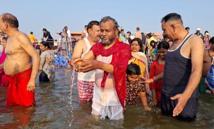 MahaKumbh के संगम तट में बाबूलाल मरांडी ने लगाई डुबकी, की मंगल कामना...