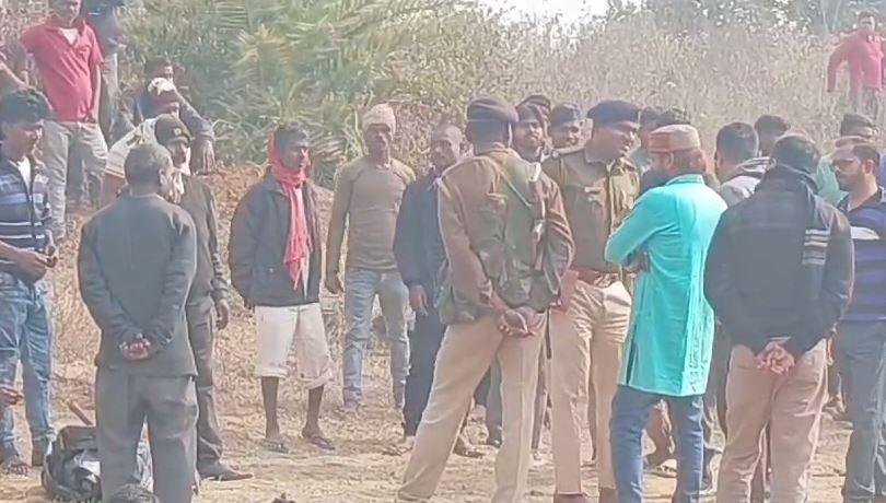 Dhanbad : झाड़ियों के बीच फंदे से लटका मिला युवक का शव, कई दिनों से था लापता... | 22Scope News Dhanbad : घटना के बाद जुटी ग्रामीणों की भीड़