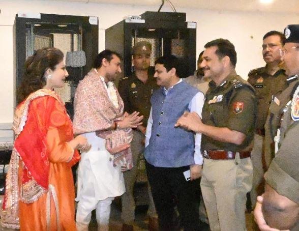 काशी विश्वनाथ धाम में अधिकारियों से वार्ता करतीं रवीना टंडन।