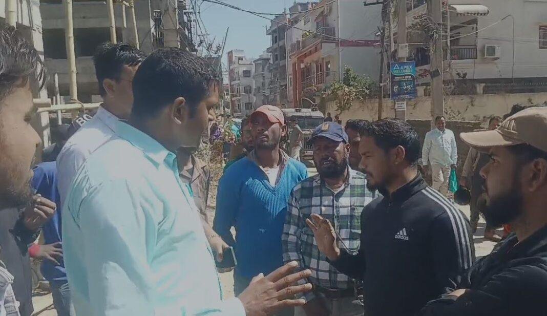Ranchi : टॉप फ्लोर से ट्रॉली टूटकर गिरी जमीन पर, मौके पर ही शख्स की मौत, ग्रामीणों ने कर दी...