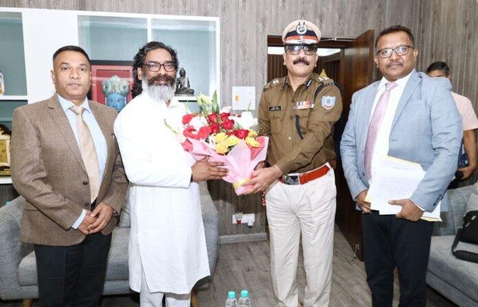 Breaking : सीएम हेमंत सोरेन से डीजीपी अनुराग गुप्ता सहित इन पुलिस अधिकारियों ने की मुलाकात...
