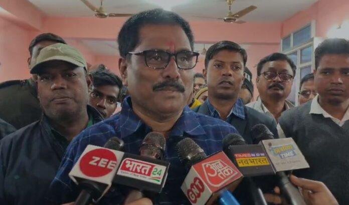 Bokaro : ढलाई के तीन दिन बाद ही धंस गया करोड़ों का पुल, मंत्री योगेंद्र महतो ने...
