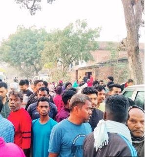 महाकुंभ जा रहे पटना के श्रद्धालुओं की स्कॉर्पियो हादसाग्रस्त, 5 श्रद्धालु घायल और स्थानीय युवक की मौत गाजीपुर के नोनहरा में हादसे के बाद जुटी भीड़