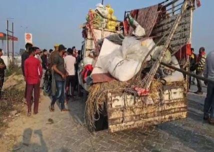 गाजीपुर में महाकुंभ श्रद्धालुों के वाहन के हादसे का शिकार होने का मंजर।