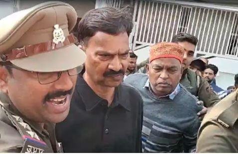 जेल में बंद कांग्रेस सांसद ने दुष्कर्म मामले में पेश ऑडियो रिकार्डिंग में अपनी आवाज की बात कबूली गिरफ्तारी के समय की यूपी के सीतापुर से कांग्रेस सांसद राकेश राठौर की तस्वीर।