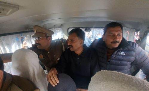 जेल में बंद कांग्रेस सांसद ने दुष्कर्म मामले में पेश ऑडियो रिकार्डिंग में अपनी आवाज की बात कबूली गिरफ्तारी के समय की यूपी के सीतापुर से कांग्रेस सांसद राकेश राठौर की तस्वीर।
