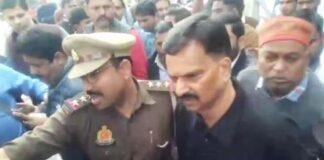 गिरफ्तारी के समय की यूपी के सीतापुर से कांग्रेस सांसद राकेश राठौर की तस्वीर।