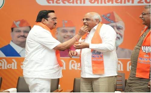 गुजरात के स्थानीय निकाय चुनाव में भाजपा के प्रचंड जीत में गुम हुई कांग्रेस तो चमकी सपा गुजरात में भाजपा की जीत पर सीएम का मुंह मीठा कराते पार्टीजन।
