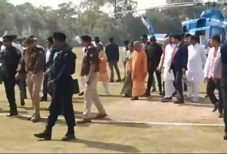 CM Yogi ने महाकुंभ मेला स्थल पर शुरू की सफाई, किया संगम का पूजन गुरूवार को महाकुंभ मेला स्थल पहुंचे सीएम योगी