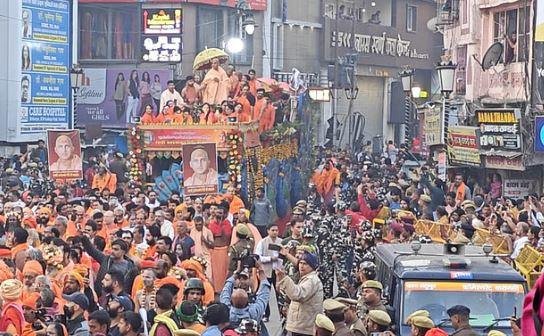 गोदौलिया से निकली अखाड़ों की पेशवाई का दृश्य।
