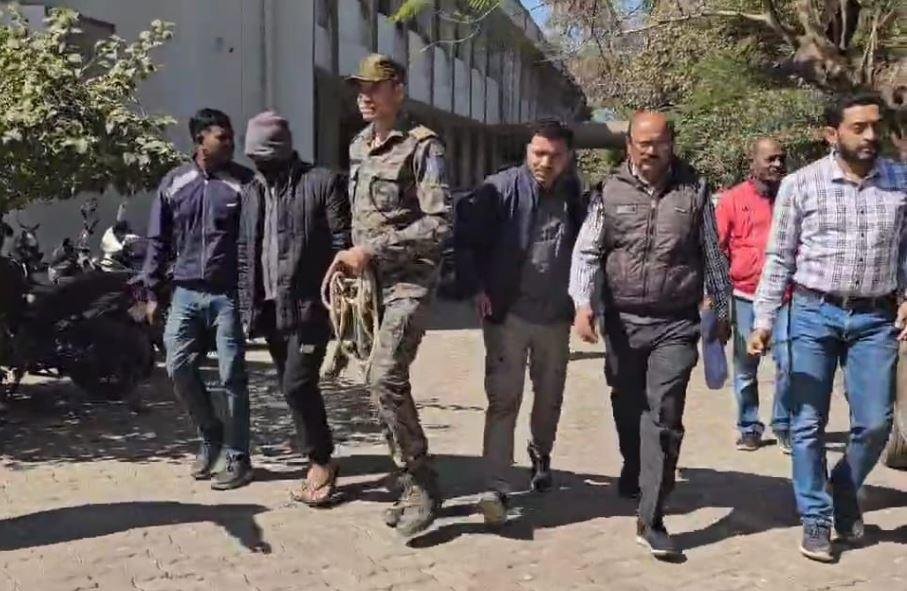 Hazaribagh : पत्नी को जिंदा जलाकर मारने के आरोपी पूर्व एसडीओ की कोर्ट में पेशी, इतने दिनों की न्यायिक हिरासत में भेजे गए... | 22Scope News च56 22Scope News