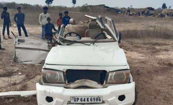 Chandauli में भीषण सड़क हादसे में कोलकाता के 4 लोगों की मौत चंदौली के भीषण सड़क हादसे में बोलेरो को उड़े परखच्चे।