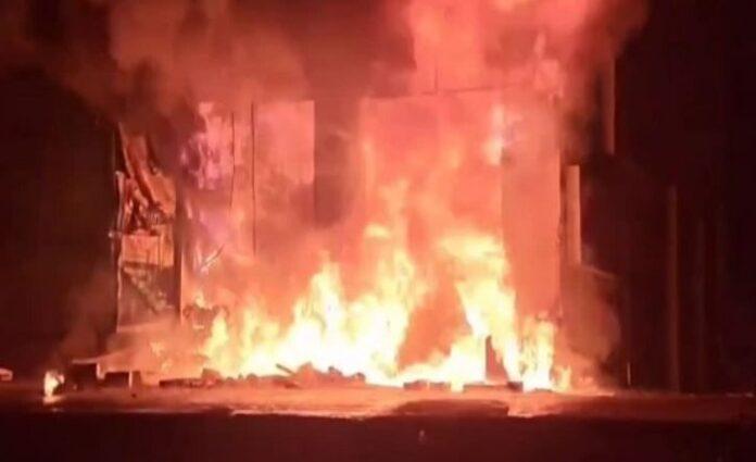 Hazaribagh : अंधेरी रात में इलेक्ट्रॉनिक दुकान में लगी भयंकर आग, करोड़ों का सामान...