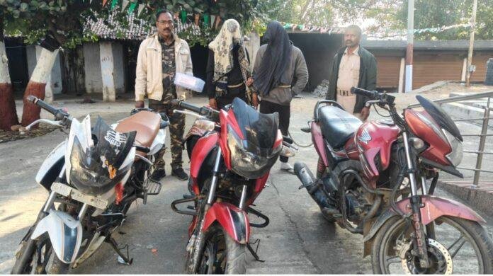 Giridih : चुटकी में बाइक उड़ाने वाले गिरोह के दो शातिर धराए, तीन बाइक बरामद...