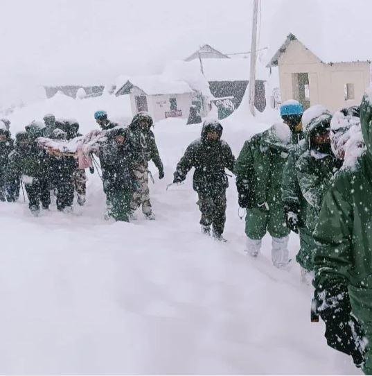 Chamoli Glacier Burst में फंसे 32 मजदूर निकाले गए, 25 का सुराग नहीं ग्लेशियर फटने के बाद चमोली में जारी रेस्क्यू ऑपरेशन का दृश्य