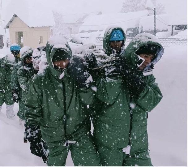 Chamoli Glacier Burst में फंसे 32 मजदूर निकाले गए, 25 का सुराग नहीं ग्लेशियर फटने के बाद चमोली में जारी रेस्क्यू ऑपरेशन का दृश्य