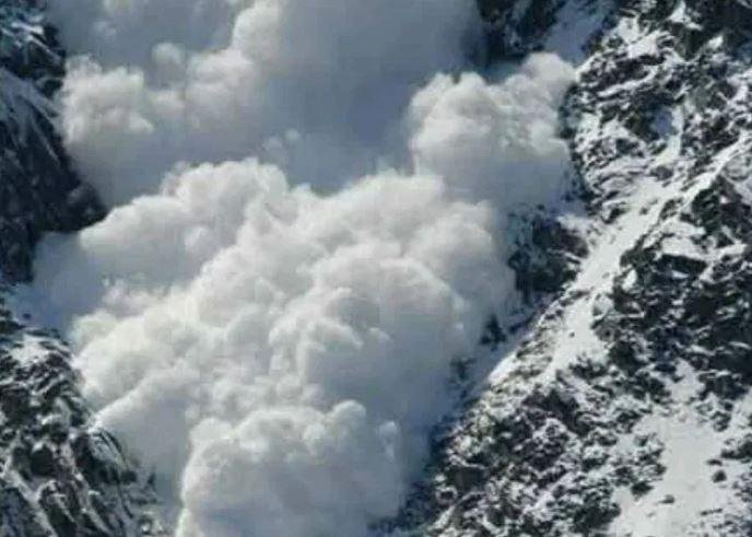 उत्तराखंड के Chamoli में ग्लेशियर फटने-हिमस्खलन से 57 मजदूर दबे, 10 को बचाया गया चमोली में हिमस्खल-ग्लेशियर फटने की तस्वीर।