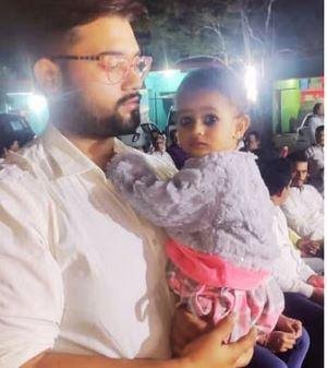 महाकुंभ के दौरान हादसों में मां-बाप से सदा के लिए बिछड़े बिहार के 3 मासूम छपरा निवासी बच्ची आराध्या की दिवंगत पिता संग वाली फाइल फोटो
