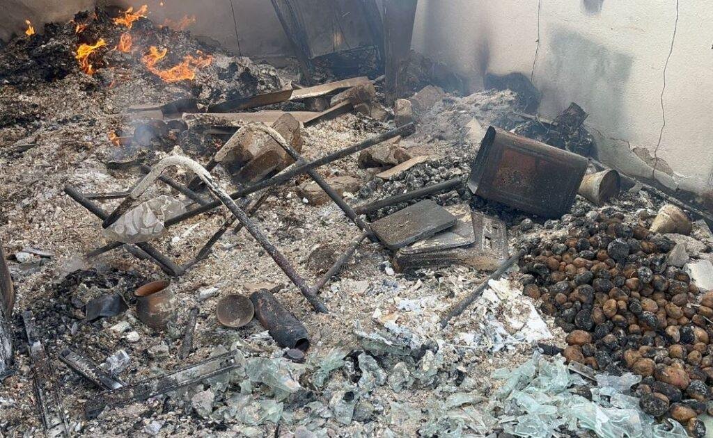 Giridih : घटना के बाद दुकान के सामान जलकर राख