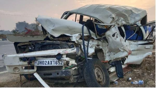 जौनपुर में हादसाग्रस्त झारखंड का वाहन।
