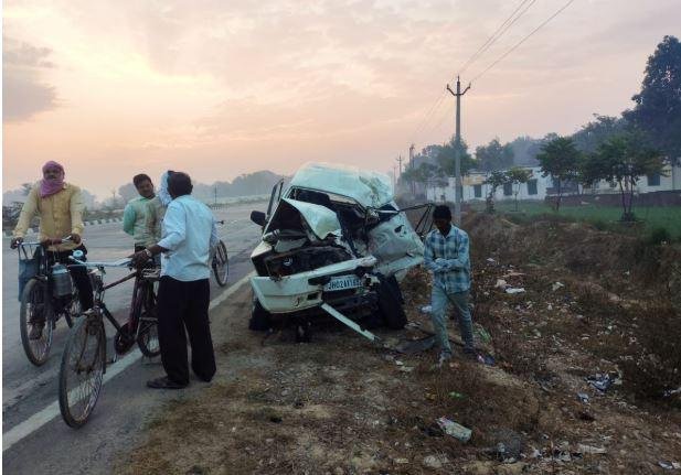 Jaunpur Accident में झारखंड के 5 समेत 8 श्रद्धालुओं की मौत, 33 घायल जौनपुर में हादसास्थल की तस्वीर।