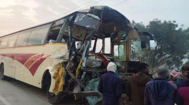 Jaunpur Accident में झारखंड के 5 समेत 8 श्रद्धालुओं की मौत, 33 घायल जौनपुर हादसे की तस्वीर।