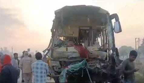 Jaunpur Accident में झारखंड के 5 समेत 8 श्रद्धालुओं की मौत, 33 घायल जौनपुर हादसे की भयावहता बयां करती तस्वीर।