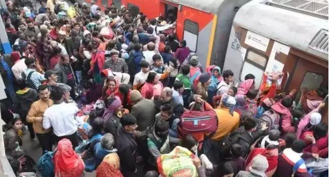 महाकुंभ के लिए चल रही स्पेशल ट्रेनों में सवार होने के लिए पटना में श्रद्धालुओं के बीच जारी आपाधापी का दृश्य।