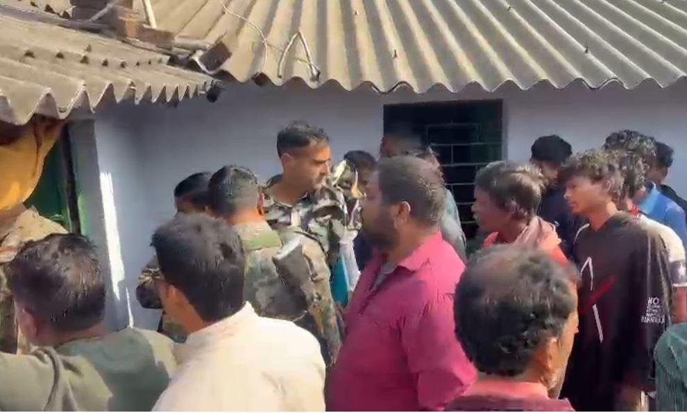Dumka Suicide : घटनास्थल पर जुटी लोगों की बड़ी भीड़