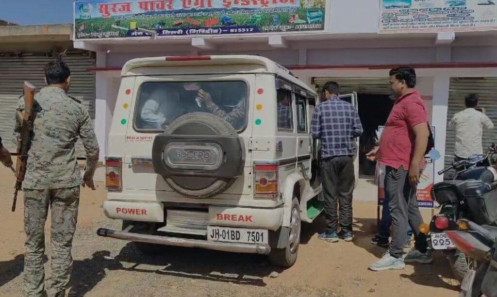 Giridih : जांच के दौरान पुलिस